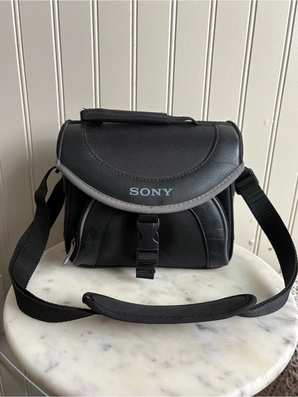 Sony Cushioned Camera Bag LCS-X20 Black Faux Leather Adjustable Strap w/Pockets